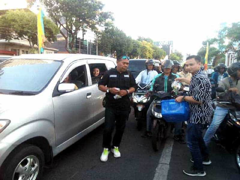 Wartawan Pokja DPRD Kota Surabaya Barbagi Takjil