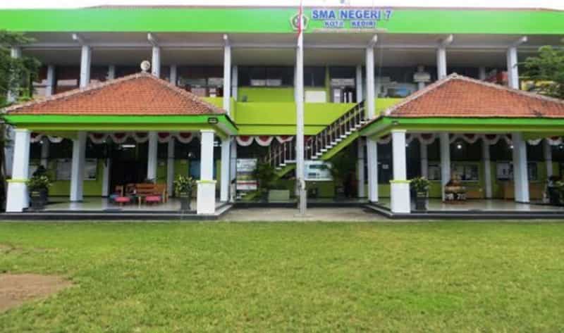 SMAN 7 Kediri Jalan Kreasi siswa tampil di panggung