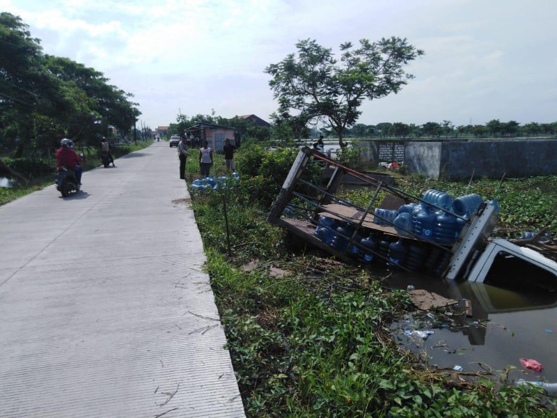 Sebuah truk muatan galon air mineral terperosok ke sungai jalan Betoyo- Soko Kecamatan Glagah