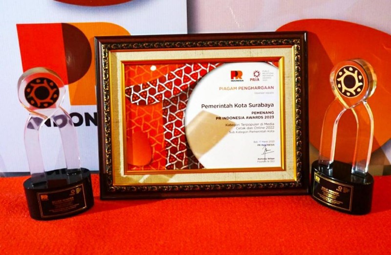 3 kategori penghargaan berhasil diraih Diskominfo Surabaya dalam puncak perhelatan PRIA 2022 di Bali, Jumat (17/3/2023).