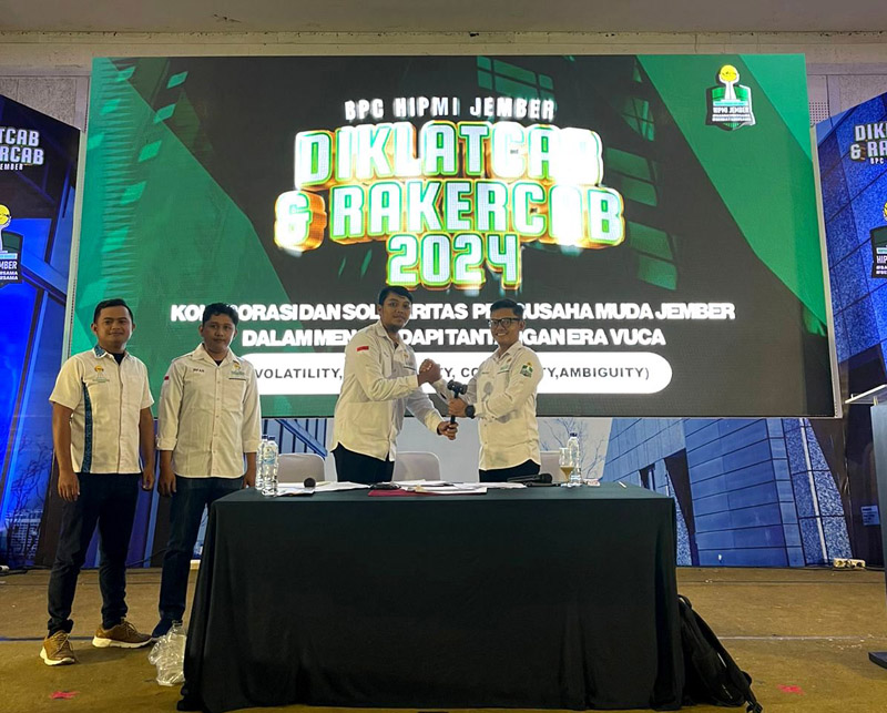 Ketua HIPMI Jember Restu Prayogi saat membuka acara Diklat dan Rakercab HIPMI di Edelweiss Ballroom Cempaka Hotel Jember, Sabtu (13/1/2024).