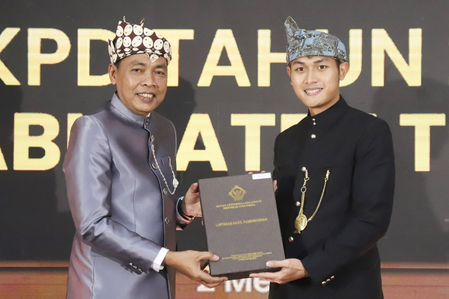 Bupati Tuban, Aditya Halindra Faridzky menerima langsung penghargaan yang diserahkan Kepala Perwakilan Badan Pemeriksa Keuangan (BPK) RI Jatim, Karyadi di Kantor Perwakilan Provinsi Jatim