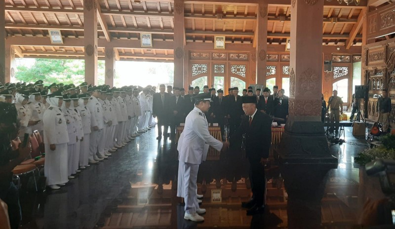 Pengukuhan dan penyerahan Surat Keputusan (SK) perpanjangan masa jabatan Kepala Desa di Pendopo Agung Kabupaten Ponorogo, Selasa (25/6/2024).