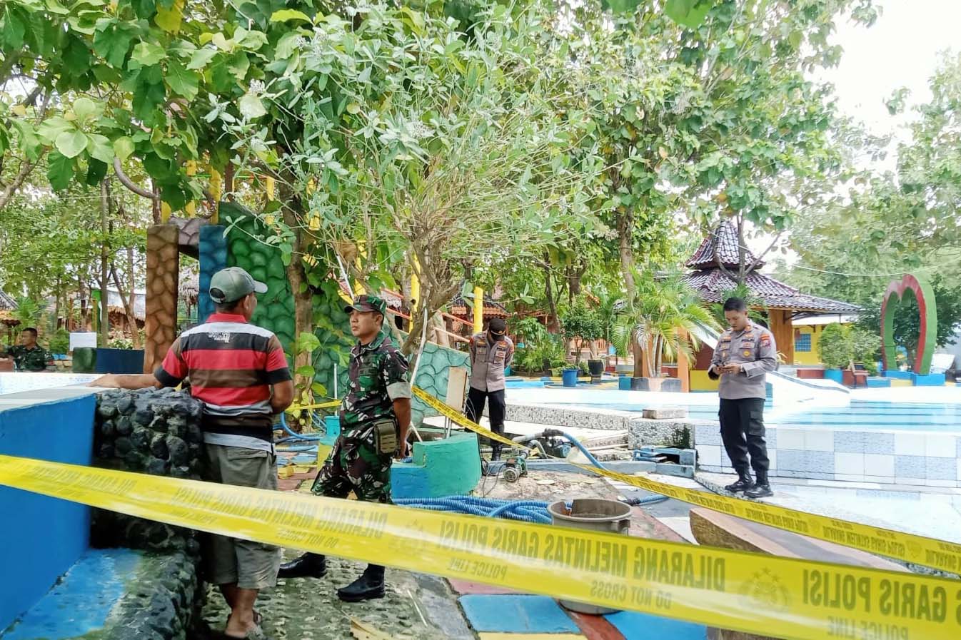 Tampak anggota dari Kapolsek dan Koramil Merakurak mendatangi tempat kejadian perkara.