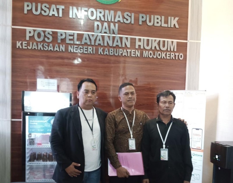 Direktur Eksekutif  Lembaga Bantuan Hukum (LBH) Djawa Dwipa, Hadi Purwanto, S.T., S.H. tengah) saat dampingi Suyitno dan Abah Bayu  audensi dengan Kejaksaan Negeri Kabupaten Mojokerto.