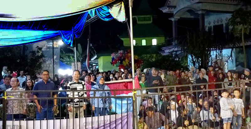 Warga menyaksikan seni jaranan (13/7/2024). Tampak disisi kiri Ka UPT TBJ Ali Ma’rup, anggota Komisi D DPRD Jatim, Heri Romadhon dan pejabat setempat.