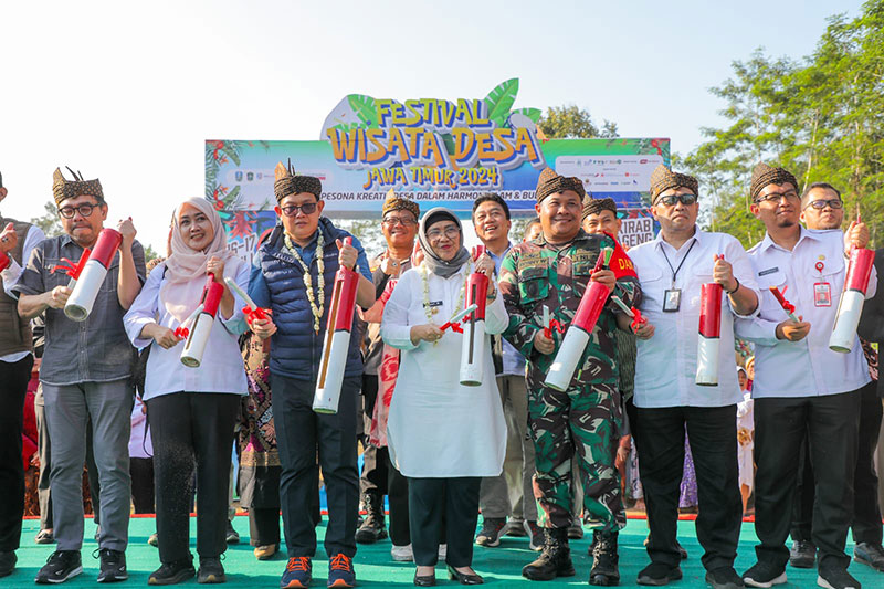 Peresmian Wisata Baru Desa Tumpak Selo Lumajang oleh Pj Gubernur Jatim Adhy Karyono (tiga dari kiri)