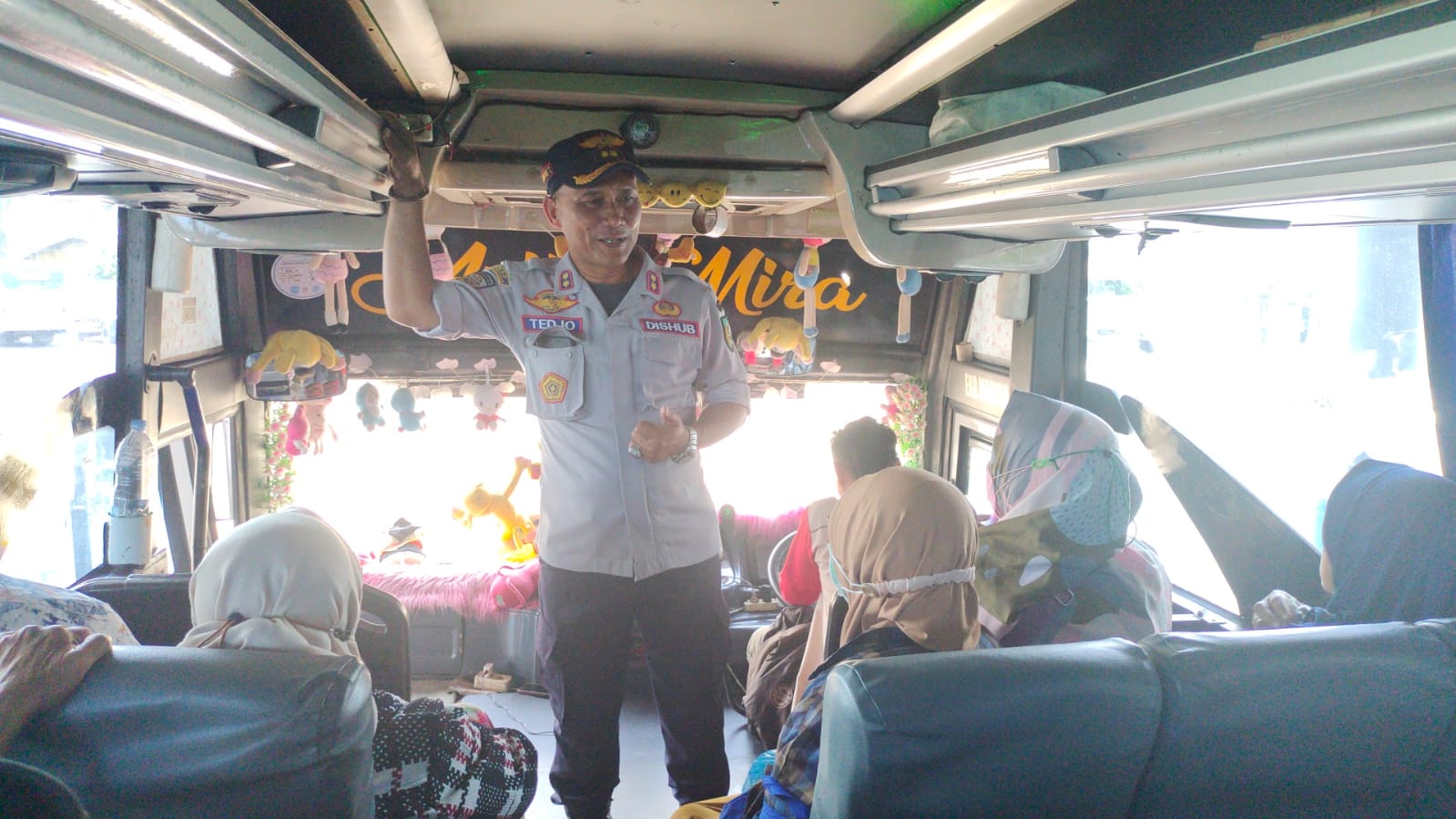 Kabid DalOps Dishub Jombang, Bambang Tedjoatmoko memberikan himbauan kepada penumpang bus