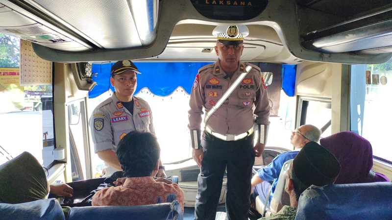 Himbuan kepada penumpang bus dilakukan oleh petugas gabungan Dishub dan Satlantas Polres Jombang