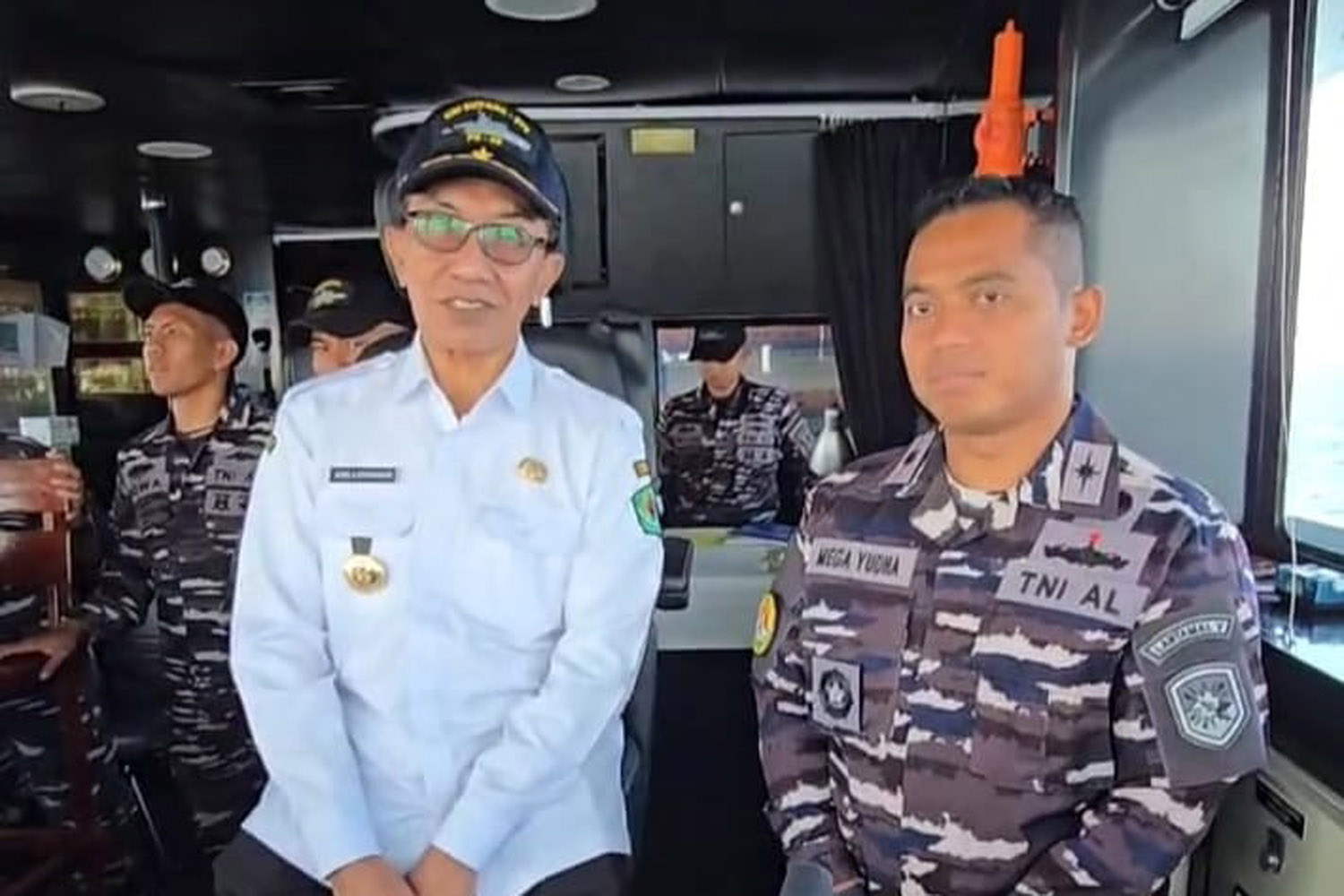 Bupati Pamekasan, KH. Kholilurrahman saat meninjau pengembangan Migas di Madura.