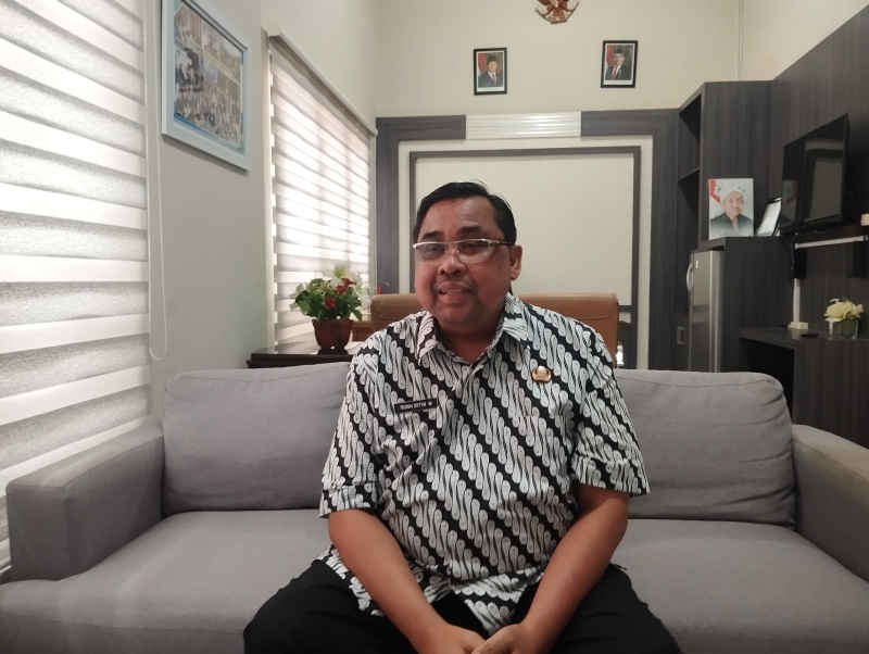 Foto: Plt Kepala BPKAD Bondowoso, Teguh Setyo Wijanarko, saat ditemui di ruang kerjanya, Jumat (23/5/2025).