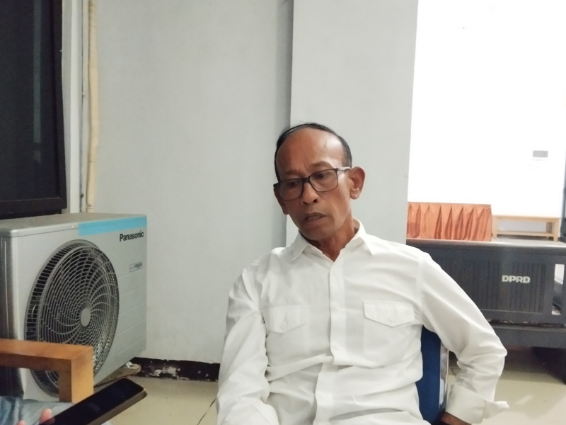 Ketua komisi 1 DPRD Bondowoso, Setyo Budi saat diwawancarai awak media