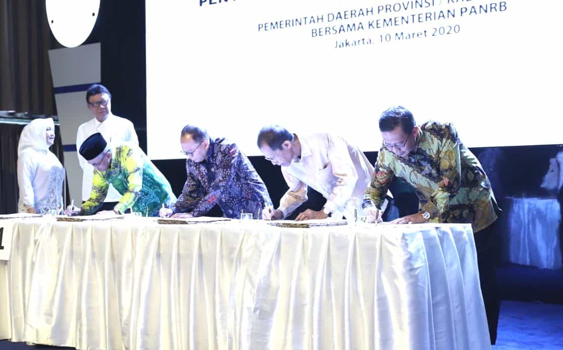 Disaksikan Menpan –RB Tjahjo Kumolo Bupati Tuban Fathul Huda (kanan) bersama tiga kepala daerah lainnya menandatangani komitmen bersama pembanguan Mall Pelayanan Publik (MPP)