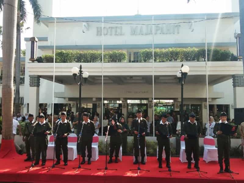 Wali kota Surabaya Tri Rismaharini (no.5 kanan) membacakan sajak perjuangan.